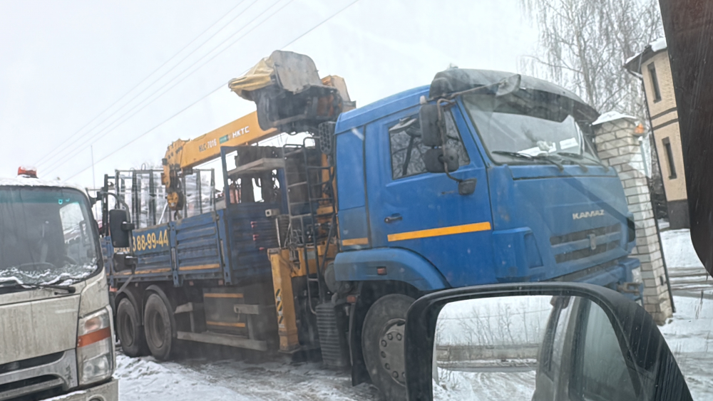 auto2help.ru, автомашины: Манипулятор Камаз и Эвакуатор подготавливаются выехать в рейс.