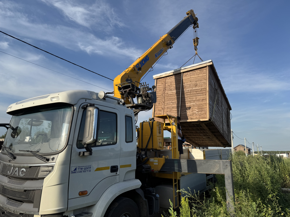 auto2help.ru,  при помощи крана-манипулятора переставляем бытовку на участке у клиента с одного места на другое, д.Слобода, СНТ Раздолье