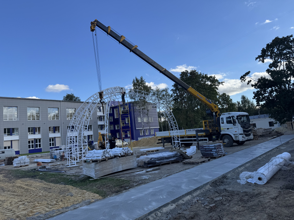 auto2help.ru,  при помощи крана-манипулятора крепим фермы на территории института МФТИ, ФАЛТ г.Жуковский