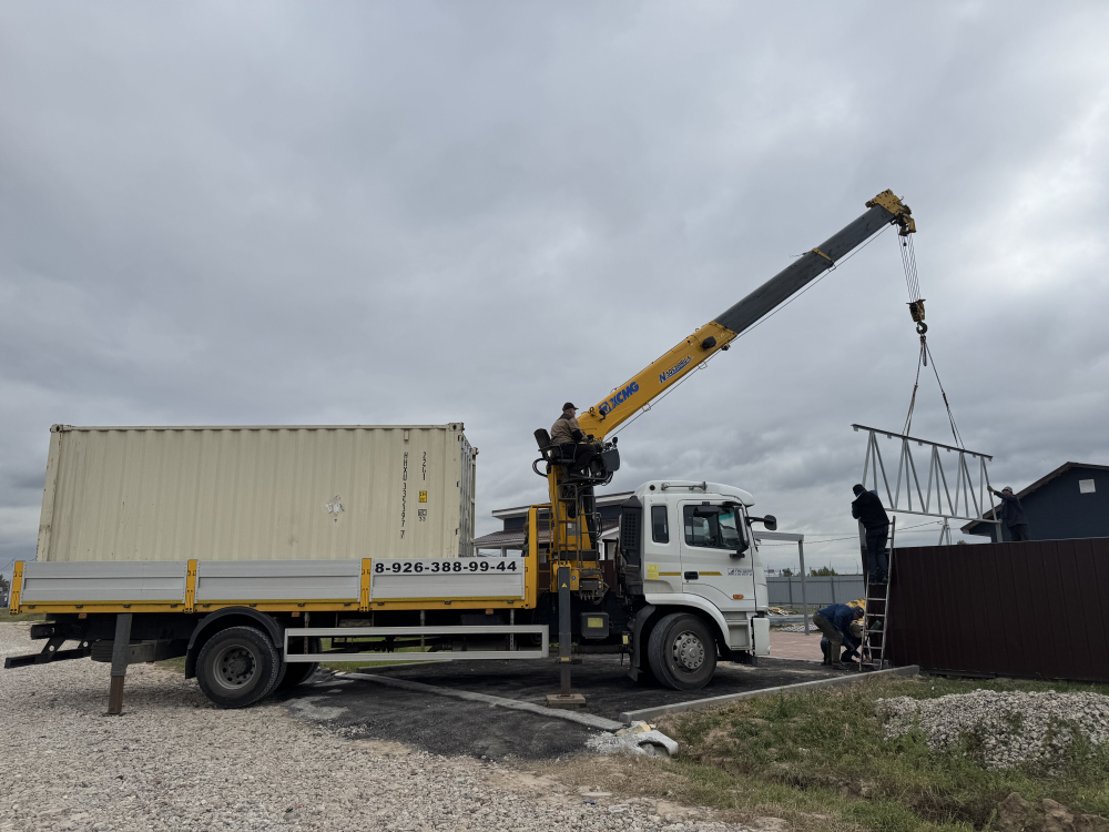 auto2help.ru,  при помощи крана-манипулятора через забор монтируем навес перед частным домом,около трассы М-5, Новорязанское шоссе.