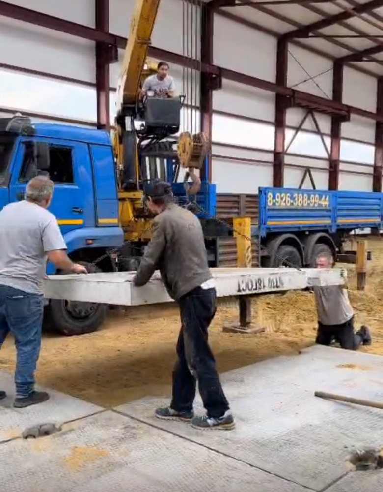 auto2help.ru,  при помощи крана-манипулятора укладываем плиты в ангаре. г.Жуковский