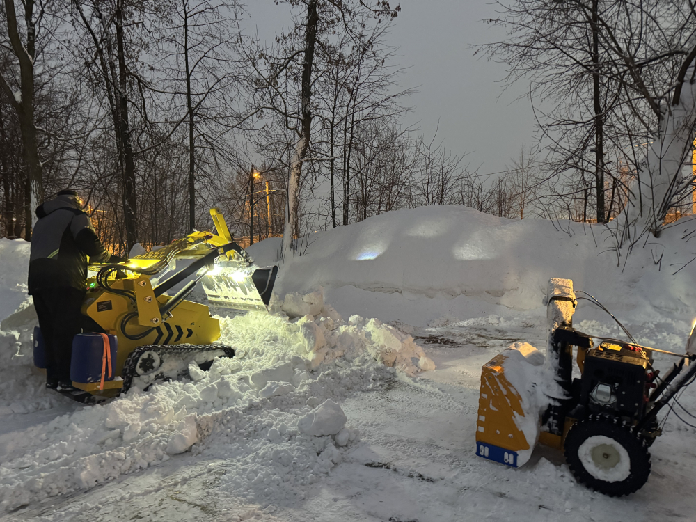 auto2help.ru, при помощи маленького погрузчика и снегоуборочной машины чистим снег