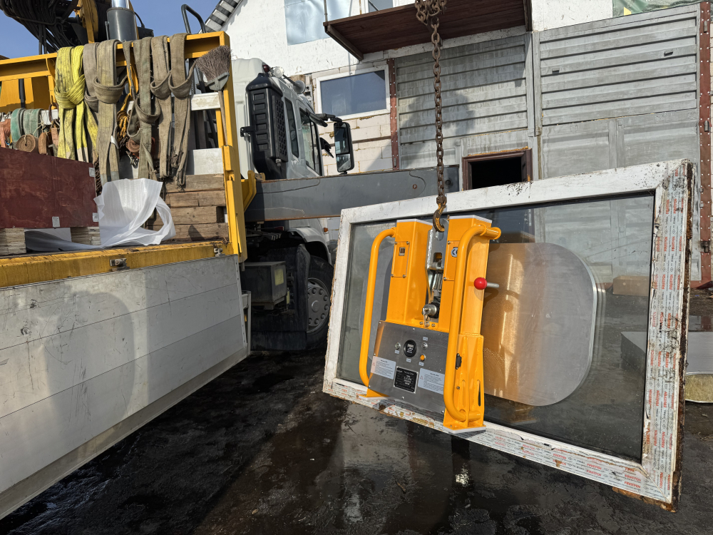 auto2help.ru,  при помощи крана-манипулятора работаем вакуумной присоской. Поднимает 750кг