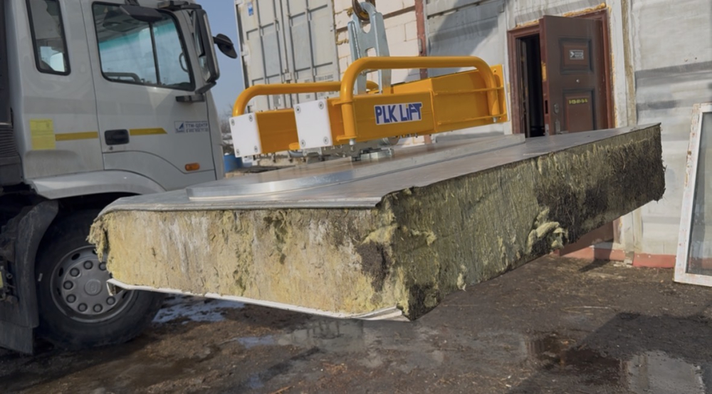 auto2help.ru,  при помощи крана-манипулятора поднимаем вакуумной присоской сэндвич панель, тестируем. мах нагрузка 750кг